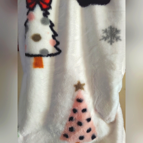 NWT Holiday Hello Kitty Faux Fur Plush Throw - Picture 5 of 6